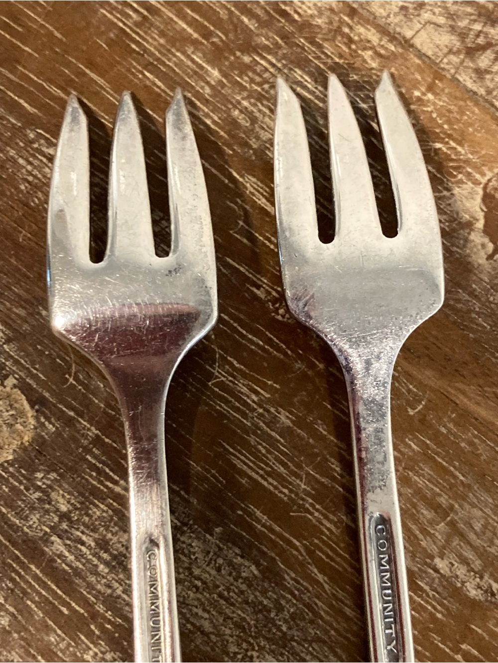 2 Oneida Community Coronation Silver Plated Silver Seafood Cocktail Forks - Picture 9 of 10